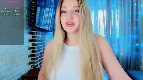 Snapshot of evacadooo chatting on 10-19-25, 09:43 Eva online show from 10-19-25, 09:43