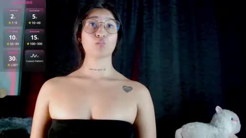 Snapshot of evah_lee chatting on 10-25-25, 03:58 Evah Lee online show from 10-25-25, 03:58