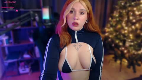 Snapshot of evaredmooon chatting on 12-17-24, 12:00 Moon online show from 12-17-24, 12:00