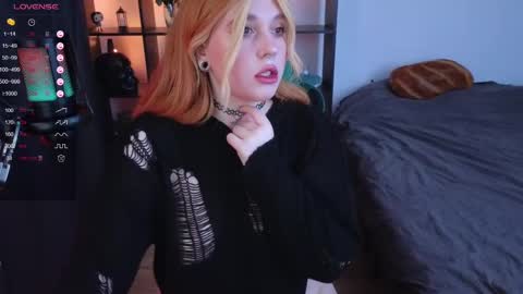 Snapshot of evaredmooon chatting on 02-17-25, 11:23 Moon online show from 02-17-25, 11:23