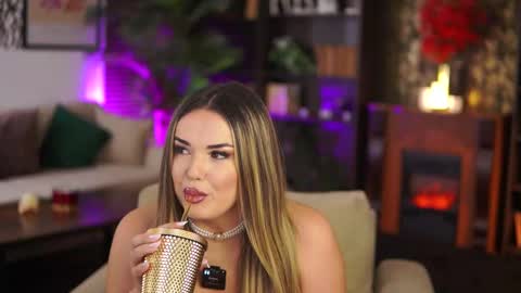 Snapshot of evasunderland chatting on 10-08-25, 03:53 Eva online show from 10-08-25, 03:53