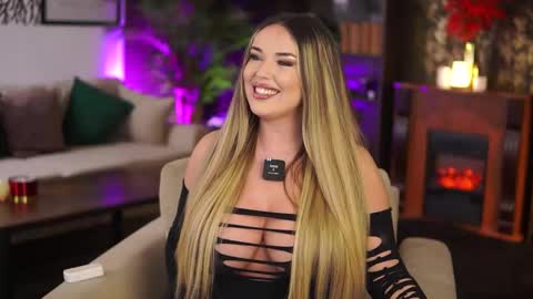 Snapshot of evasunderland chatting on 10-22-25, 04:07 Eva online show from 10-22-25, 04:07