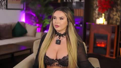 Snapshot of evasunderland chatting on 10-25-25, 03:40 Eva online show from 10-25-25, 03:40