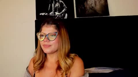 Snapshot of eve_collen chatting on 11-17-25, 01:11 Eve collen online show from 11-17-25, 01:11