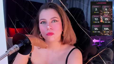 Snapshot of evelin_belen chatting on 10-14-25, 12:06 EVELIN online show from 10-14-25, 12:06