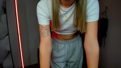 Snapshot of evelynblond chatting on 12-03-25, 01:42 evelynblond online show from 12-03-25, 01:42