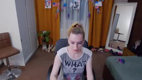 Snapshot of evelynreagan chatting on 07-06-26, 05:59 evelynreagan online show from 07-06-26, 05:59