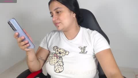 Snapshot of evemilk chatting on 12-20-24, 01:00 evelin 3 online show from 12-20-24, 01:00