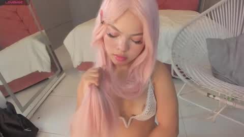 Snapshot of everyh chatting on 09-12-25, 08:31 Sophia online show from 09-12-25, 08:31