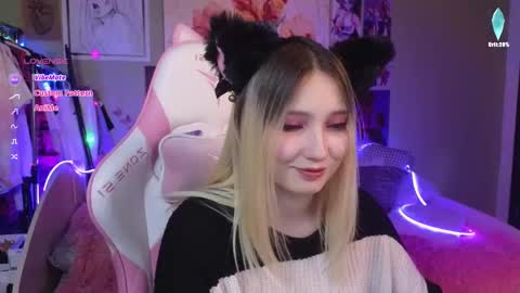 Snapshot of evie_rosen chatting on 12-12-24, 08:53 Evie online show from 12-12-24, 08:53