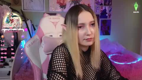 Snapshot of evie_rosen chatting on 12-19-24, 11:03 Evie online show from 12-19-24, 11:03