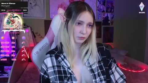 Snapshot of evie_rosen chatting on 12-22-24, 01:01 Evie online show from 12-22-24, 01:01