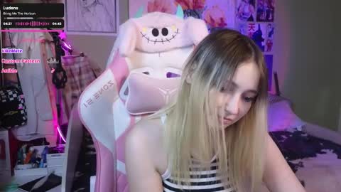 Snapshot of evie_rosen chatting on 01-08-25, 03:40 Evie online show from 01-08-25, 03:40