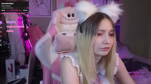 Snapshot of evie_rosen chatting on 01-09-25, 02:43 Evie online show from 01-09-25, 02:43