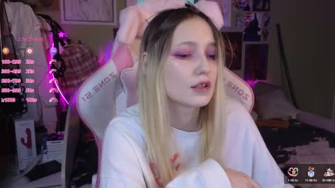 Snapshot of evie_rosen chatting on 01-10-25, 02:04 Evie online show from 01-10-25, 02:04