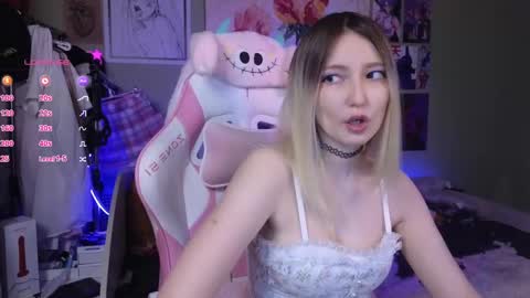 Snapshot of evie_rosen chatting on 01-14-25, 10:44 Evie online show from 01-14-25, 10:44