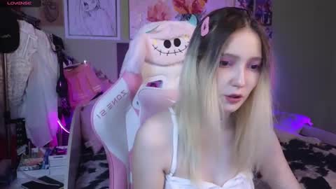 Snapshot of evie_rosen chatting on 02-02-25, 11:11 Evie online show from 02-02-25, 11:11