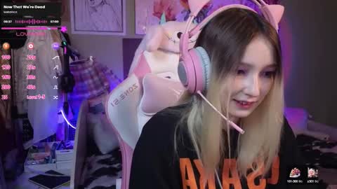 Snapshot of evie_rosen chatting on 02-04-25, 08:28 Evie online show from 02-04-25, 08:28