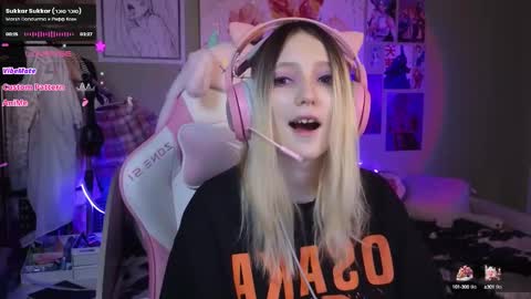 Snapshot of evie_rosen chatting on 02-04-25, 11:38 Evie online show from 02-04-25, 11:38