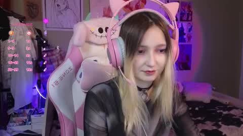 Snapshot of evie_rosen chatting on 02-06-25, 09:06 Evie online show from 02-06-25, 09:06