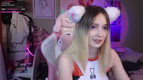 Snapshot of evie_rosen chatting on 02-12-25, 08:29 Evie online show from 02-12-25, 08:29