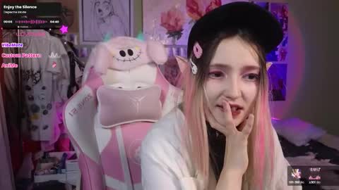 Snapshot of evie_rosen chatting on 02-18-25, 10:14 Evie online show from 02-18-25, 10:14