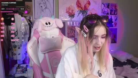 Snapshot of evie_rosen chatting on 02-19-25, 01:18 Evie online show from 02-19-25, 01:18