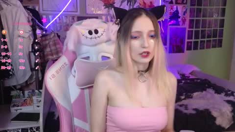 Snapshot of evie_rosen chatting on 02-22-25, 09:04 Evie online show from 02-22-25, 09:04