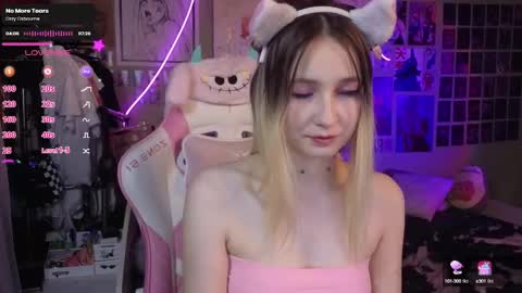 Snapshot of evie_rosen chatting on 03-06-25, 11:20 Evie online show from 03-06-25, 11:20