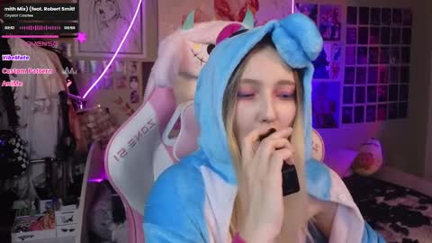 Snapshot of evie_rosen chatting on 03-07-25, 08:22 Evie online show from 03-07-25, 08:22