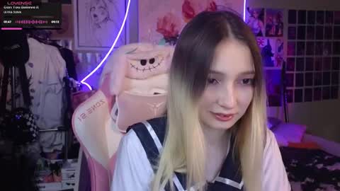 Snapshot of evie_rosen chatting on 03-11-25, 09:04 Evie online show from 03-11-25, 09:04