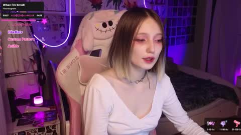 Snapshot of evie_rosen chatting on 09-16-25, 08:54 Evie online show from 09-16-25, 08:54