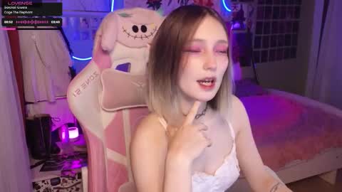 Snapshot of evie_rosen chatting on 10-17-25, 08:55 Evie online show from 10-17-25, 08:55