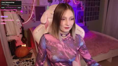 Snapshot of evie_rosen chatting on 10-24-25, 08:27 Evie online show from 10-24-25, 08:27