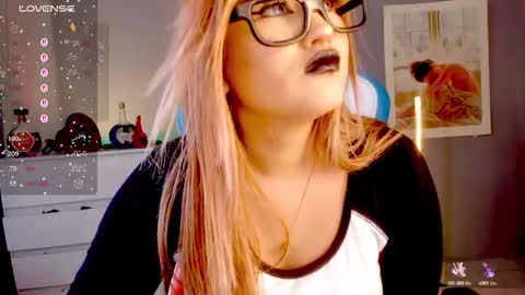 Snapshot of evva_foxxy chatting on 09-19-25, 03:02 evva_foxxy online show from 09-19-25, 03:02
