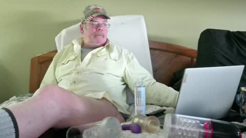 Eyeswideshut63 online show from 12-22-24, 07:31