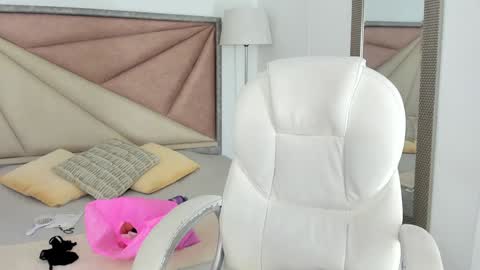 Snapshot of faloonroussel chatting on 12-28-24, 09:30 Faloon online show from 12-28-24, 09:30