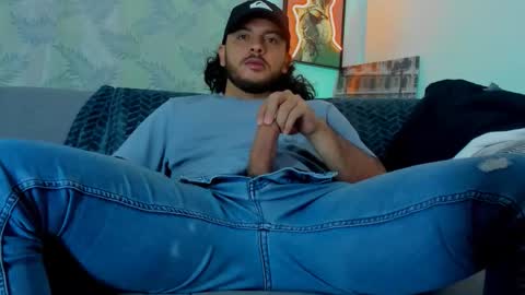 Snapshot of favid95 chatting on 10-31-25, 03:35 favid95 online show from 10-31-25, 03:35