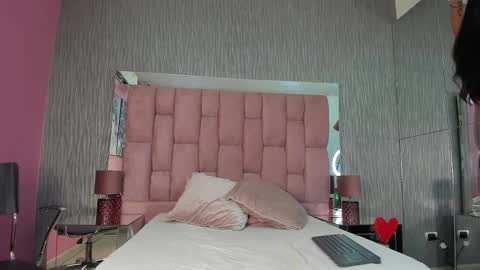 Snapshot of fernanda_thail chatting on 12-04-25, 12:03 FER online show from 12-04-25, 12:03