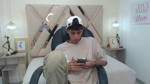 Snapshot of ferphoenix_ chatting on 03-06-25, 03:35 FER PHOENIX online show from 03-06-25, 03:35