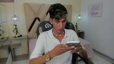 Snapshot of ferphoenix_ chatting on 10-05-25, 04:00 FER PHOENIX online show from 10-05-25, 04:00