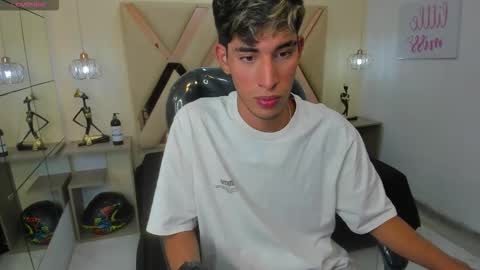 Snapshot of ferphoenix_ chatting on 10-10-25, 04:22 FER PHOENIX online show from 10-10-25, 04:22