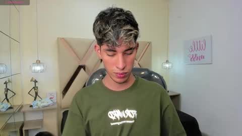 Snapshot of ferphoenix_ chatting on 10-11-25, 04:55 FER PHOENIX online show from 10-11-25, 04:55