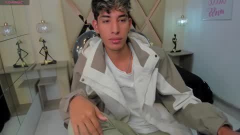 Snapshot of ferphoenix_ chatting on 10-15-25, 04:01 FER PHOENIX online show from 10-15-25, 04:01