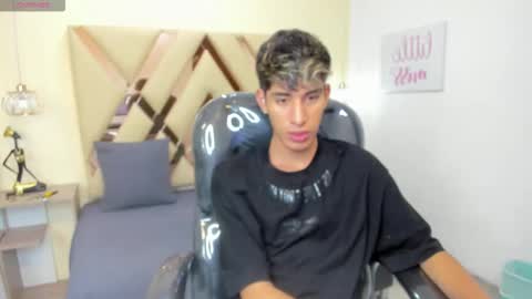 Snapshot of ferphoenix_ chatting on 10-23-25, 06:02 FER PHOENIX online show from 10-23-25, 06:02