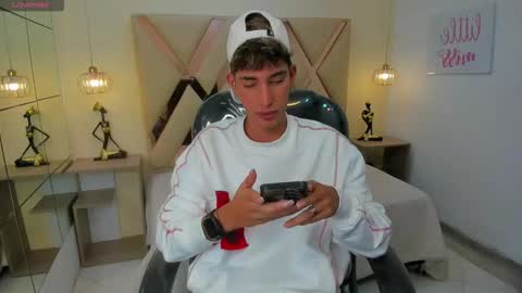 Snapshot of ferphoenix_ chatting on 12-01-25, 03:33 FER PHOENIX online show from 12-01-25, 03:33