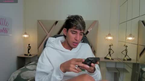 Snapshot of ferphoenix_ chatting on 12-14-25, 03:23 FER PHOENIX online show from 12-14-25, 03:23