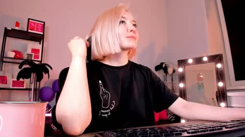 Snapshot of fetishrey chatting on 01-18-25, 02:33 Rey online show from 01-18-25, 02:33