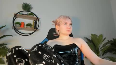 Snapshot of fetishrey chatting on 03-08-25, 11:27 Rey online show from 03-08-25, 11:27
