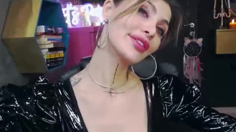 Snapshot of fetishsarah chatting on 02-27-25, 02:21 Sarah online show from 02-27-25, 02:21